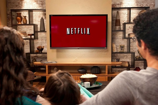 یادگیری زبان انگلیسی با فیلم یکی از راه های یادگیری بهتر زبان است.