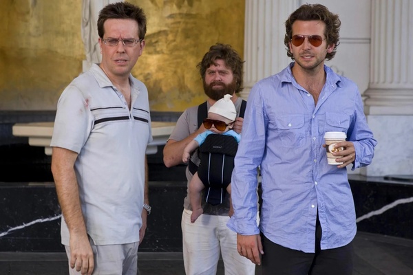 یادگیری زبان انگلیسی با فیلم یکی از راه های یادگیری بهتر زبان است.